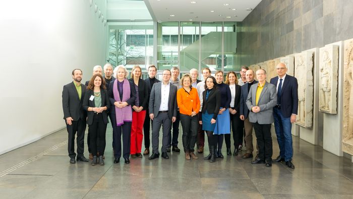 Auf dem Bild sind die Mitglieder der am Freitag konstituierten Hochschulentwicklungskommission zu sehen.