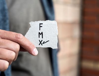 Auf dem Foto befindet sich eine Hand, die einen Zettel hält. Auf dem Stück Papier stehen die Buchstaben F, M, und X geschrieben, symbolisch für die Geschlechtsangaben männlich, weiblich, divers. Foto: Colourbox