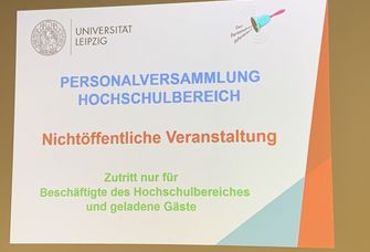 Blick auf die Ansicht zur Begrüßung der Gäste der Personalversammlung im Hörsaal.