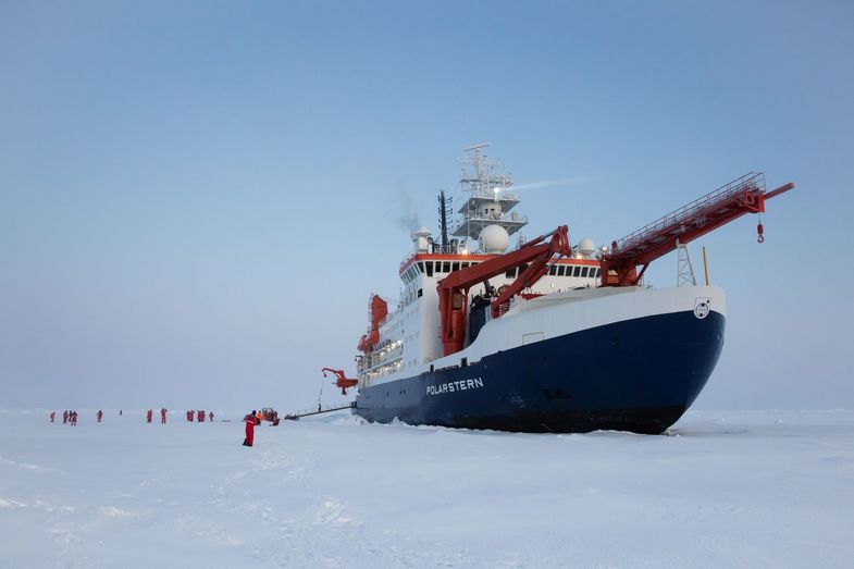 MOSAiC-Kampagne: Das Forschungsschiff Polarstern driftete eingefroren im Eis durch das Nordpolarmeer.
