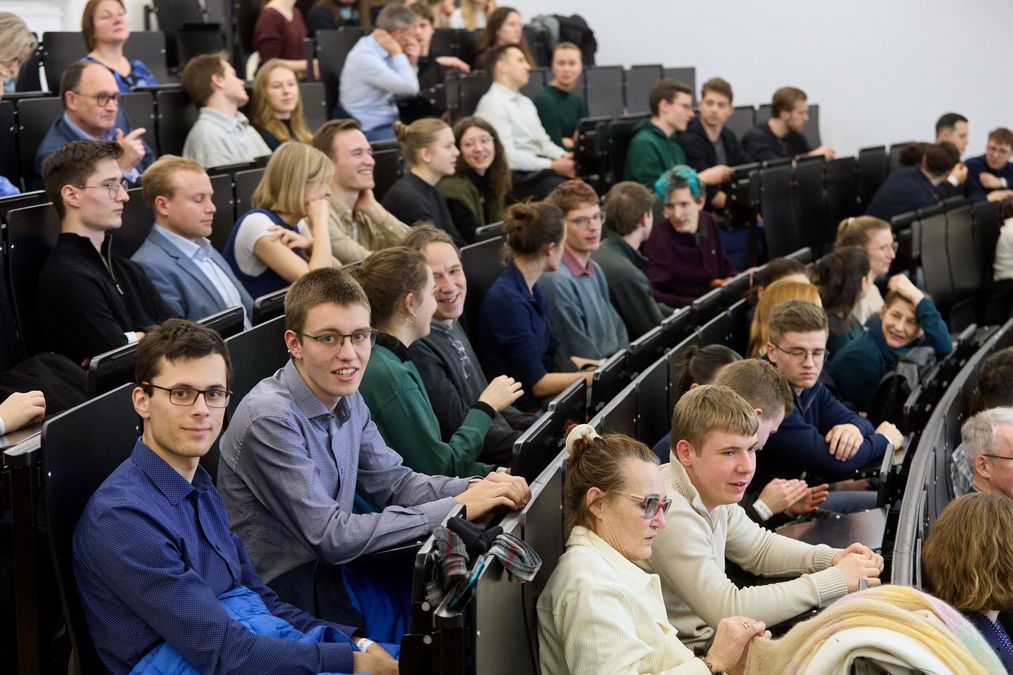 zur Vergrößerungsansicht des Bildes: Förderer und Stipendiaten sitzen im Hörsaal 8 und warten auf den Beginn der Veranstaltung