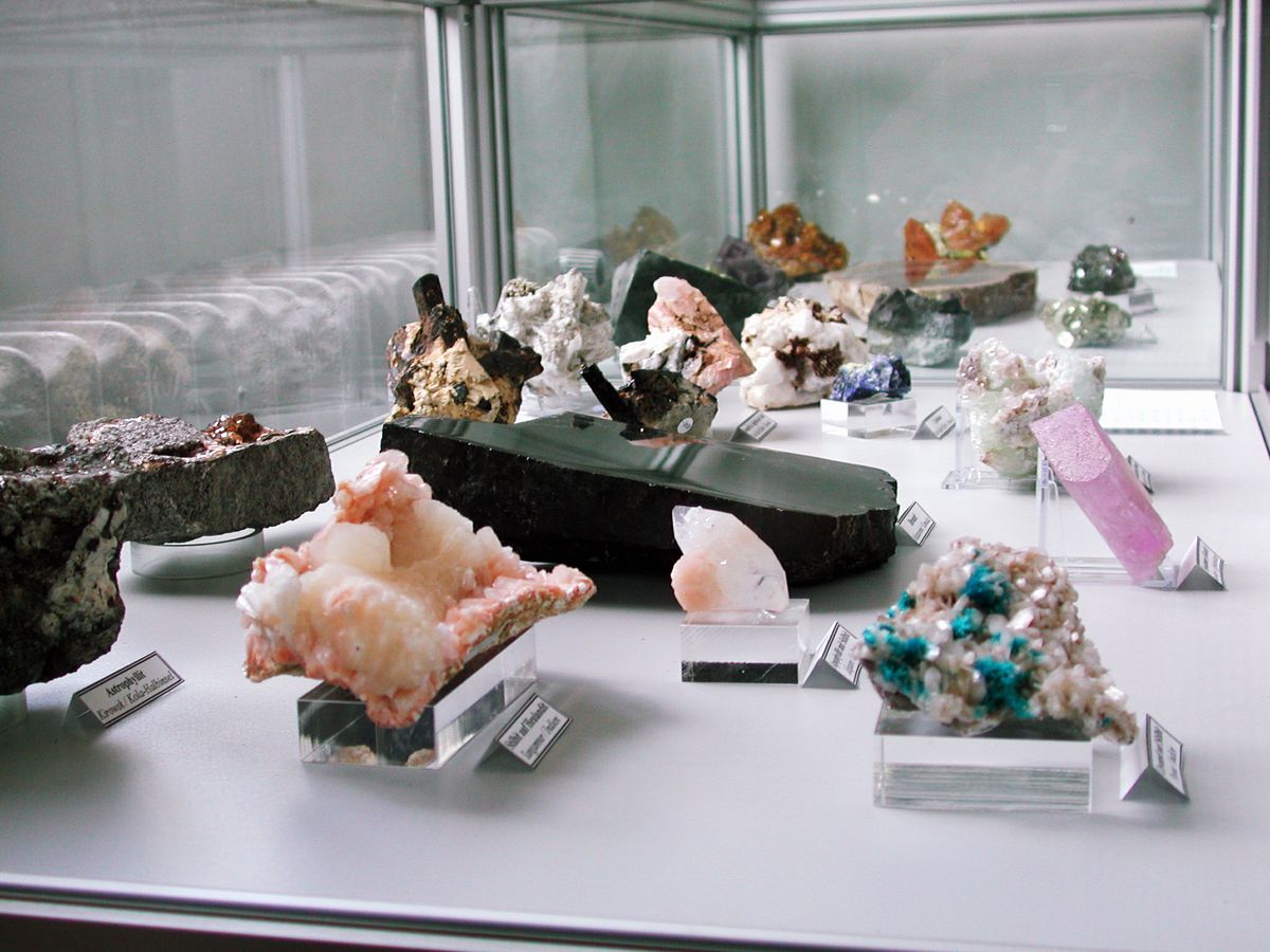 zur Vergrößerungsansicht des Bildes: Verschiedene Mineralien und Gesteine in einem Schaukasten