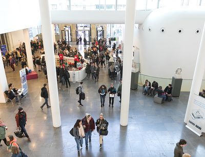 Am Tag der offenen Tür ist das Neue Augusteum mit neugierigen Besucherinnen und Besuchern gefüllt.