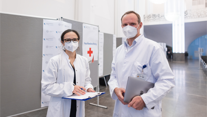 Dr. Michael Schaefer und Dr. Svitlana Ziganshyna stehen im Impfzentrum.