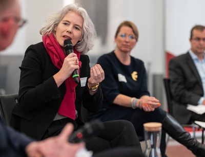 Rektorin Obergfell spricht bei einer Podiumsdiskussion