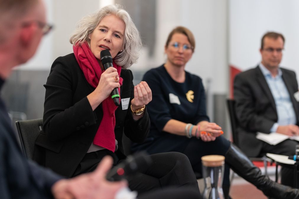 zur Vergrößerungsansicht des Bildes: Rektorin Obergfell spricht bei einer Podiumsdiskussion