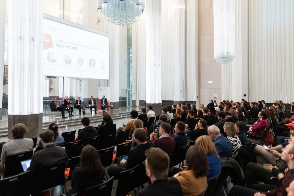 zur Vergrößerungsansicht des Bildes: Publikum im Paulinum lauscht einer Podiumsdiskussion