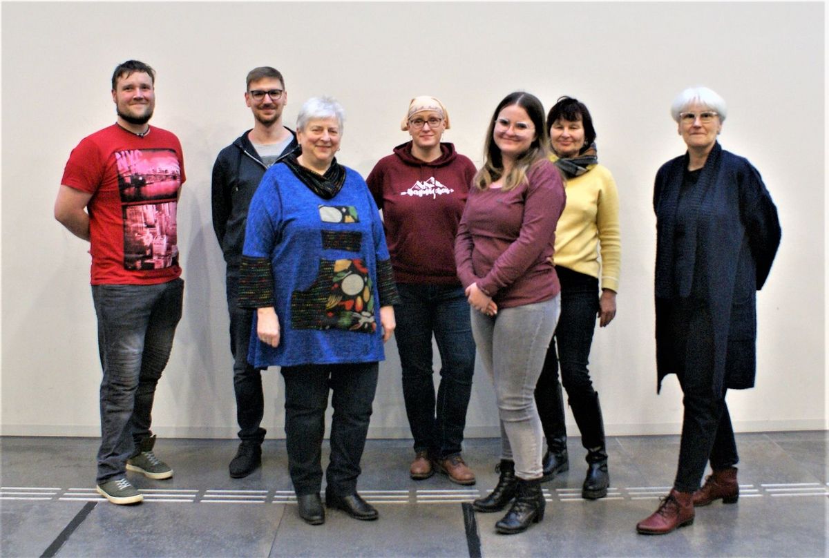 zur Vergrößerungsansicht des Bildes: Foto der Schwerbehinderungvertretung - Stellvertreter:innen (von links): Sven Lindner, Florentin Schelzel, Annekathrin Böhner, Claudia Erdmann, Daniela Seifert, Heike Stadör. Rechts: Schwerbehindertenvertrauensfrau Carolin Werner. Foto: Ines Kupfer