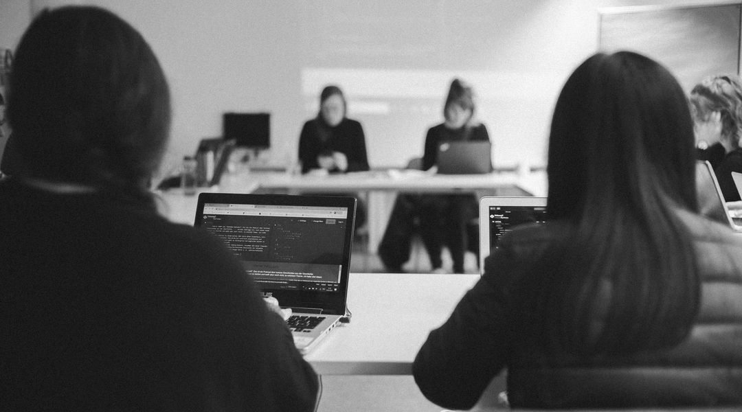 Studierende in einer Arbeitsgruppe