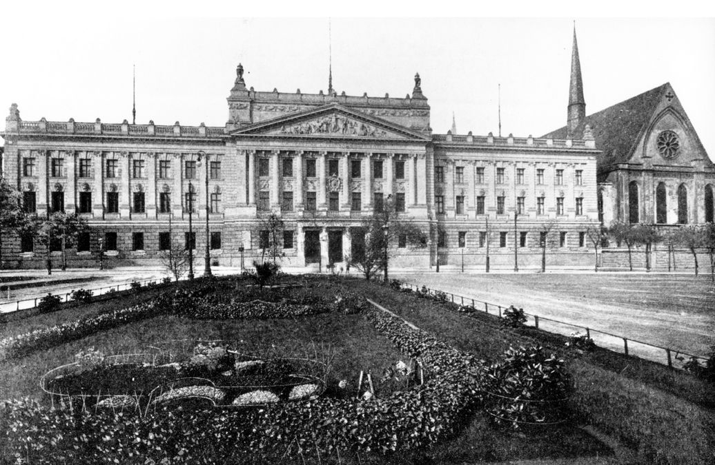 enlarge the image: Schwarz-Weiß-Aufnahme des Neuen Augusteums (Rossbach-Bau) neben der Paulinerkirche