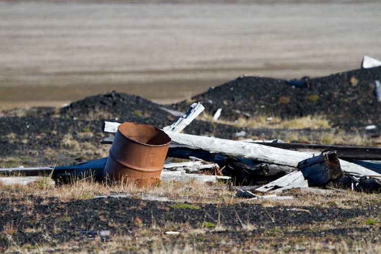Kohle- und Materialreste im Gebiet einer verlassenen, vor über 50 Jahren implodierten Kohlemine bei NyÅlesund, Spitzbergen.