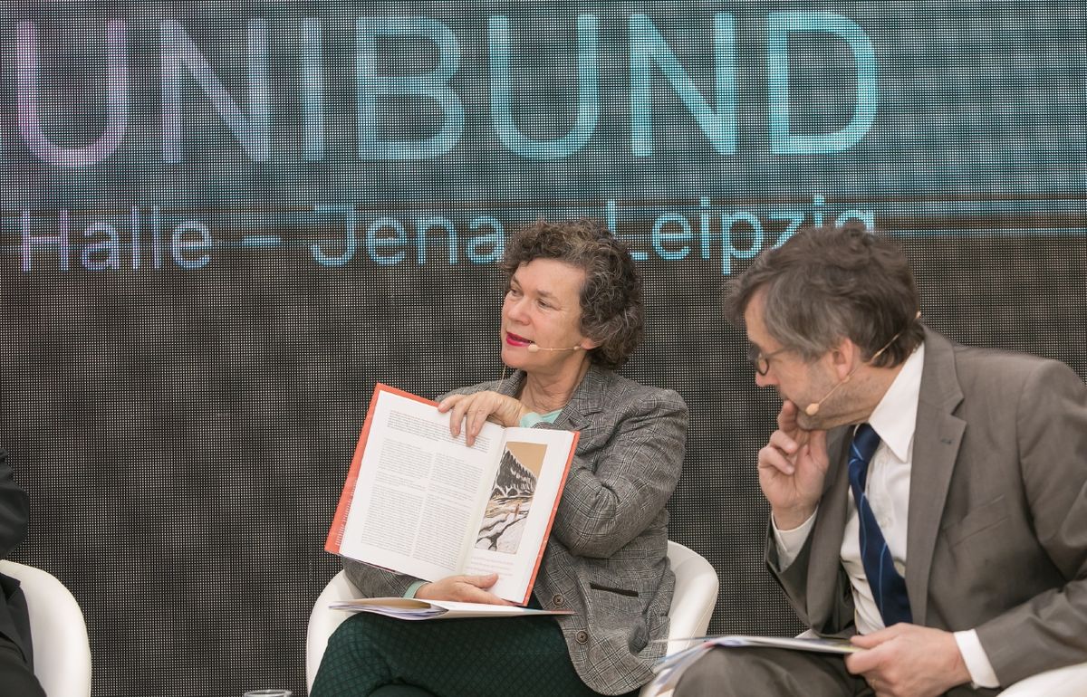 zur Vergrößerungsansicht des Bildes: Rektorin Beate Schücking präsentiert ein Buch auf der Leipziger Buchmesse 2018