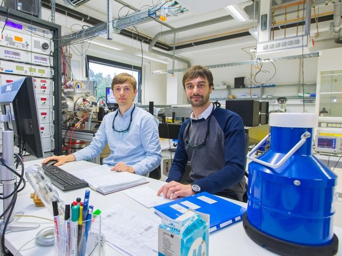 Die Doktoranden Harald Knorke (links) und Matias Fagiani am Steuerungspult des sogenannten Photodissoziationsspektrometers, mit dem die bahnbrechenden Messungen zum Grotthuß-Mechanismus durchgeführt wurden.