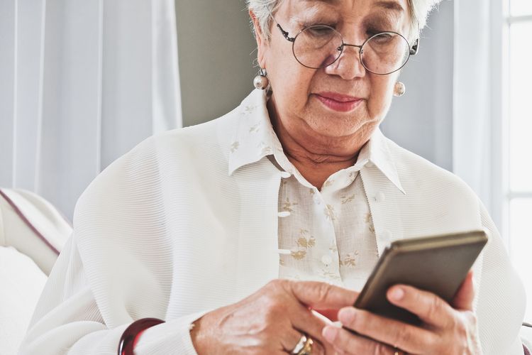 Telefonate mit Angehörigen helfen in Phasen der Einsamkeit.