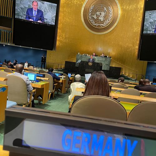 Zu sehen ist der Plenarsaal der UN-Generaldebatte, in dem der russische Außenminister Lawrow gerade eine Rede hält.