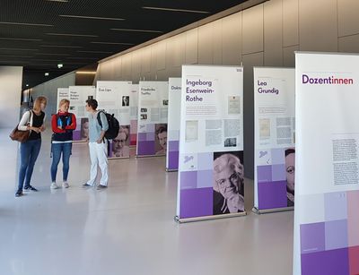 Foto der Ausstellung #herstory. Sachsen und seine Akademikerinnen.