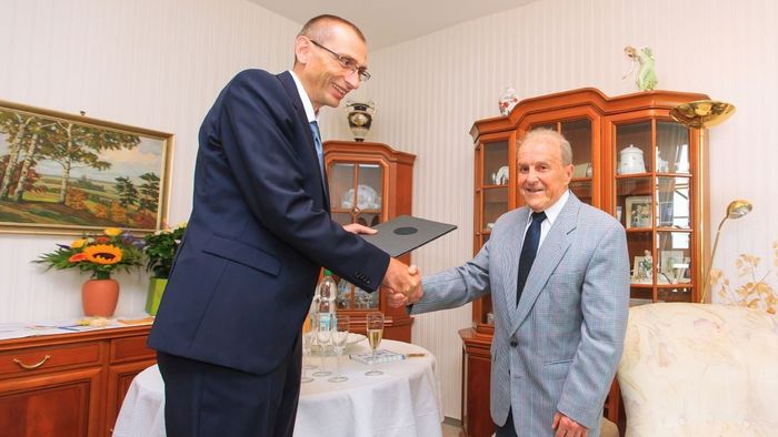 Zu sehen ist, wie Prof. Meisel im Augus 2016 die Ehrensenatorwürde verliehen bekam.