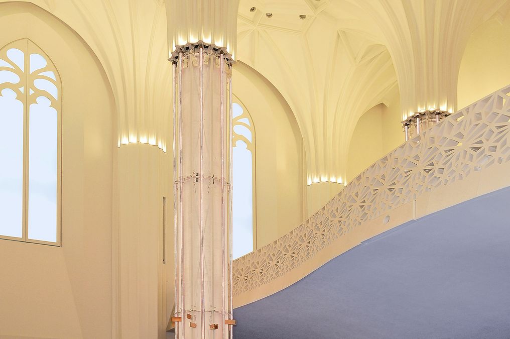 zur Vergrößerungsansicht des Bildes: Eine Säule vor der Empore in der Universitätskirche, Foto: Thomas Häse / Universität Leipzig, SUK.