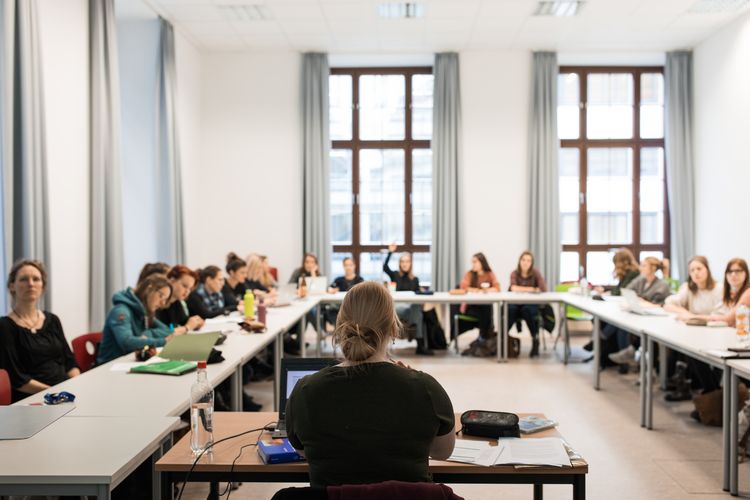 Blick von vorne auf den gefüllten Seminarraum, Foto: Christian Hüller