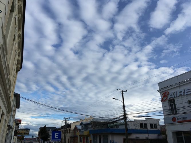 Dünne Schichtwolken, sogenannte Altocumulus, über Punta Arenas.