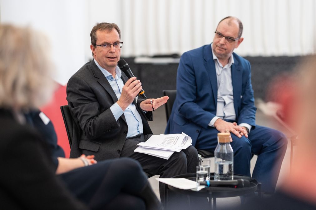 zur Vergrößerungsansicht des Bildes: Dr. Ulrich Marsch bei der Podiumsdiskussion