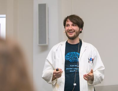 Vortragender beim Science Slam am Tag der Promotion 2017 in der Bibliotheca Albertina