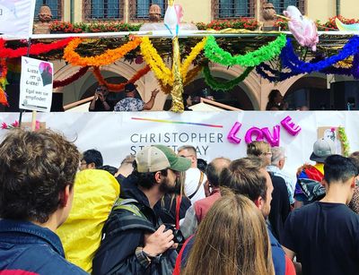 Teilnehmende demonstrieren auf dem Christopher Street Day Leipzig 2019 vor dem alten Rathaus