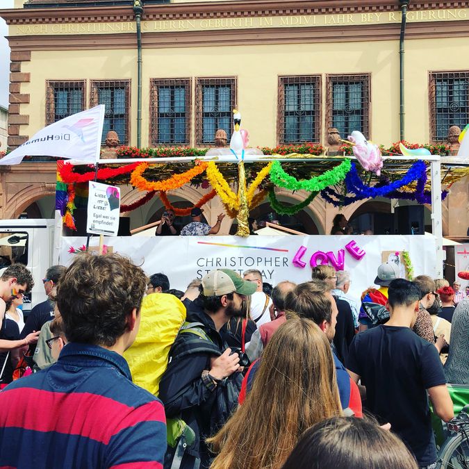 Teilnehmende demonstrieren auf dem Christopher Street Day Leipzig 2019 vor dem alten Rathaus