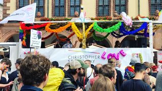 Teilnehmende demonstrieren auf dem Christopher Street Day Leipzig 2019 vor dem alten Rathaus