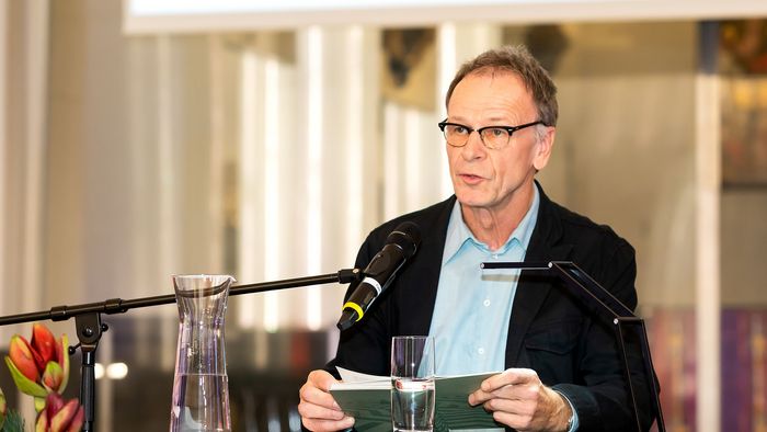 Das bild zeigt Prof. Dr. Josef Haslinger am Rednerpult beim Dies academicus 2019. 