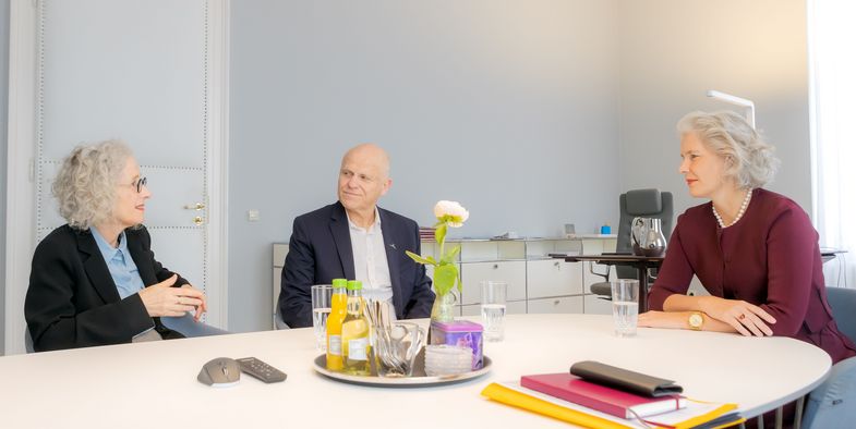 Der Rektor der Hebräischen Universität Jerusalem, Prof. Dr. Tamir Sheafer, im Gespräch mit die Rektorin Prof. Dr. Eva Inés Obergfell (rechts) und der Direktorin des Dubnow-Instituts, Prof. Dr. Yfaat Weiss. Foto: Swen Reichhold