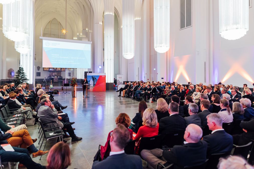 zur Vergrößerungsansicht des Bildes: Die Festrede beim Jahresempfang zum Thema „75 Jahre Grundgesetz – Zeit der Bewährung!“ hielt Prof. Dr. Christine Langenfeld, Richterin des Bundesverfassungsgerichts. 