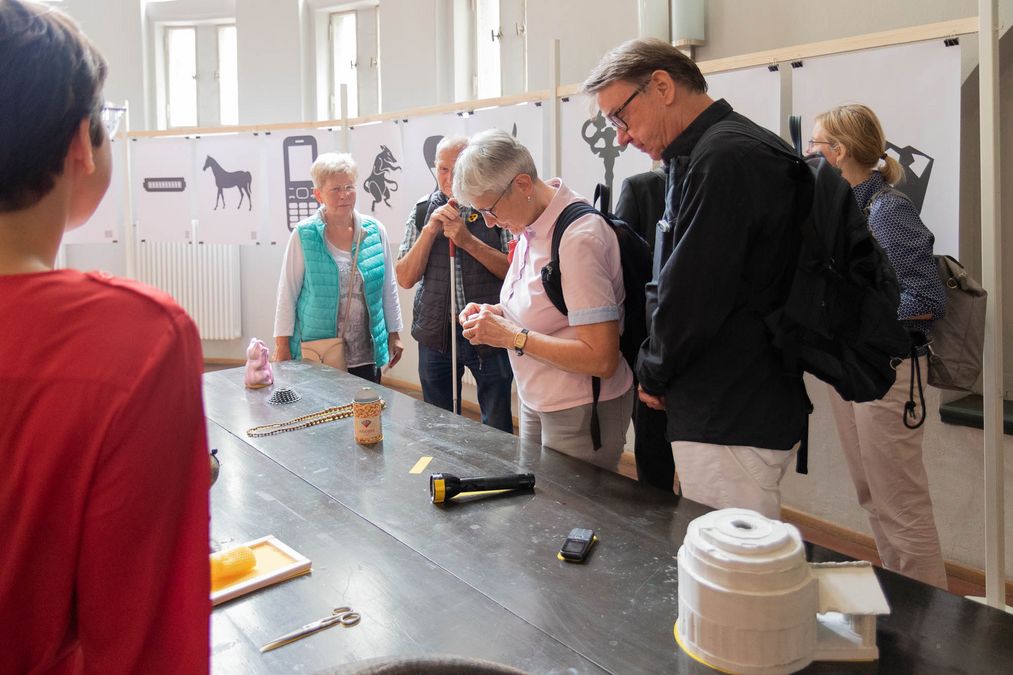 zur Vergrößerungsansicht des Bildes: Besucher:innen beim „Museum für alle"-Projekt, Foto: Mandy Putz