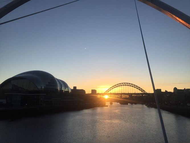 Blick von der Tyne Bridge auf den Fluss und die Innenstadt von Newcastle bei Sonnenuntergang