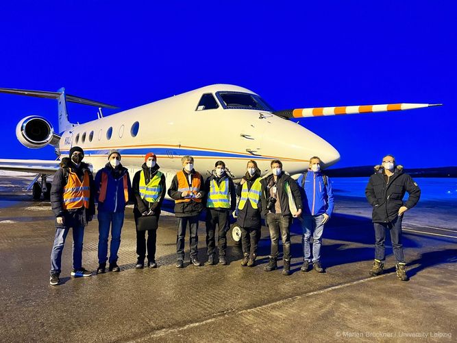 Auch während der Meteorologietagung sind Leipziger Meteorolog:innen auf einer Messkampagne im Einsatz. Mit dem Forschungsflugzeug HALO vermessen sie Warmlufteinbrüche in die Arktis, von denen vermutet wird, dass sie den Klimawandel dort beschleunigen.