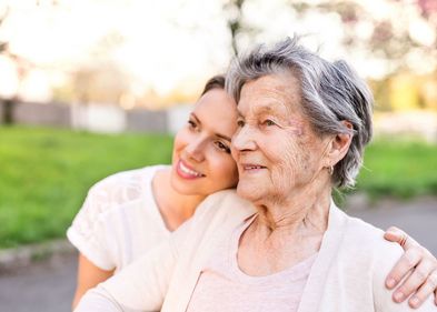 Sollten sich ältere Patient:innen einer strapaziösen Strahlen- und Chemotherapie unterziehen? Die aktuelle internationale Studie gibt darauf Antwort.