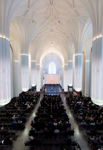 Blick von oben ins Paulinum mit vielen Stuhlreihen und Publikum