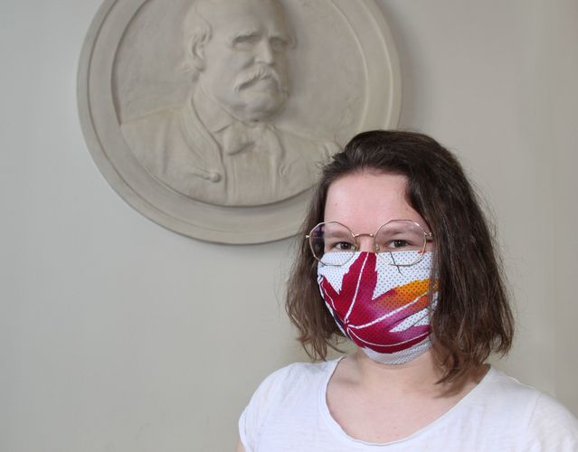 Die Übergabe der Behelfs-Masken fand symbolisch vor dem Relief von Dr. Ignaz Semmelweis (1818-1865) statt. Der Mediziner erkannte, wie wirksam Händewaschen eine rasche Ausbreitung von Infekten verhindern kann.