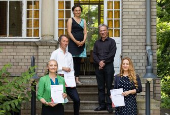 Nach der Verleihung der Supervisor Awards (v.l.n.r.): Prof. Dr. Anja Mehnert-Theuerkauf (Hauptpreis), Prof. Dr. Christoph Georg Baums (Anerkennungspreis), Dr. Kornelia Ehrlich, Prorektor Prof. Dr. Erich Schröger (beide Research Academy Leipzig) und Prof. Dr. Dr. Simone Fietz (Anerkennungspreis).