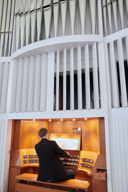 zur Vergrößerungsansicht des Bildes: Universitätsorganist Daniel Beilschmidt spielt auf der Jehmlichorgel im Paulinum