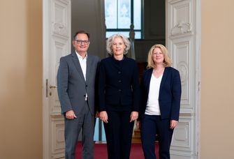 Zu sehen sind: Oliver Grimm, stellvertretender Vorsitzender und Kanzler der Hochschule für Musik und Theater; Prof. Dr. Eva Inés Obergfell. Vorstandsvorsitzende und Rektorin der Universität Leipzig; Claudia Kostka, Schatzmeisterin und Verwaltungsleiterin des Leibniz-Instituts für Oberflächenmodifizierung