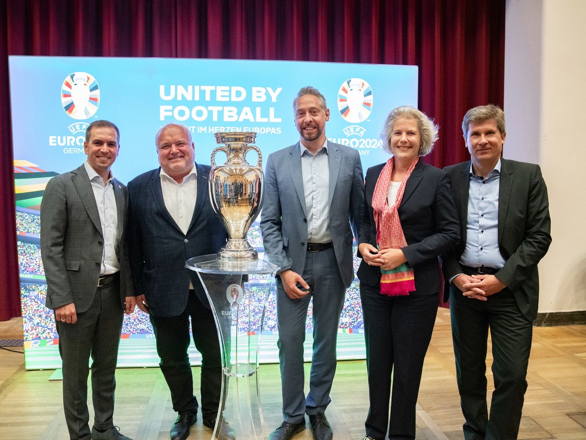 enlarge the image: Zu sehen sind Philipp Lahm (Turnierdirektor UEFA EURO 2024), Prof. Dr. Jörg Junhold (Direktor Zoo Leipzig und Mitglied des Hochschulrats), Stefan Schedler, Rektorin Prof. Dr. Eva Inés Obergfell und Prof. Dr. Gregor Hovemann (Dekan Sportwissenschaftliche Fakultät)