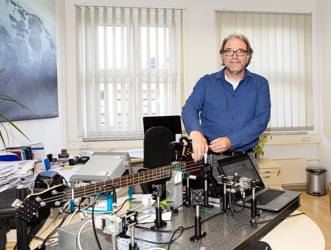 Prof. Dr. Jan Meijer blickt mit dem jungen Publikum der Kinderuni in die zauberhafte Quantenwelt.