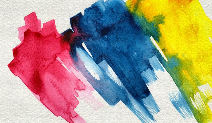 Zu sehen sind rote, blaue und gelbe Streifen in Aquarellfarbe