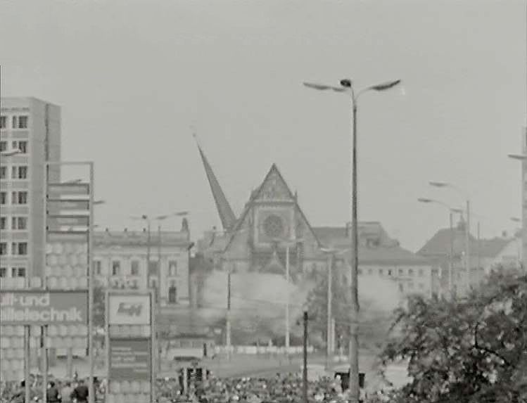 zur Vergrößerungsansicht des Bildes: Schwarzweißaufnahme der Sprengung der Universitätskirche St. Pauli im Jahr 1968
