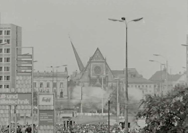 zur Vergrößerungsansicht des Bildes: Die Universitätskirche St. Pauli fällt bei der Sprenugng im Mai 1968 in sich zusammen.