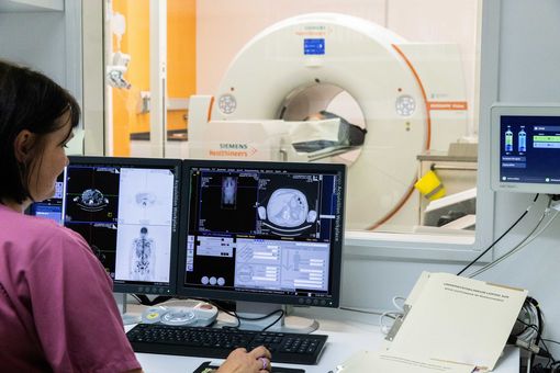 Dank des modernen PET-CT, ein kombiniertes System aus Positronenemissionstomographen (PET) und Computertomographen (CT), konnten die Forschenden erstmals die positive Wirkung von Nikotinpflastern auf Long Covid Symptome bildgebend aufzeigen. Foto: Stefan Straube /UKL
