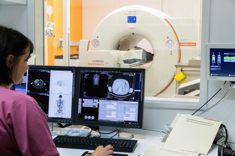 Dank des modernen PET-CT, ein kombiniertes System aus Positronenemissionstomographen (PET) und Computertomographen (CT), konnten die Forschenden erstmals die positive Wirkung von Nikotinpflastern auf Long Covid Symptome bildgebend aufzeigen. Foto: Stefan Straube /UKL