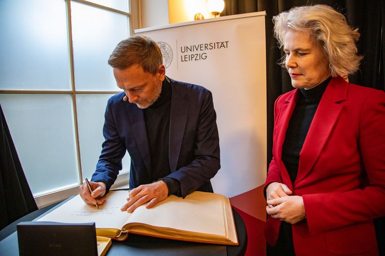 Bundesfinanzminister Christian Lindner und Rektorin Prof. Dr. Eva Inés Obergfell