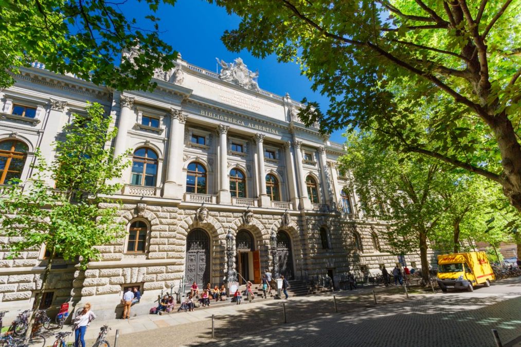 zur Vergrößerungsansicht des Bildes: Schrägansicht der Frontfassade der Bibliotheca Albertina im Musikviertel